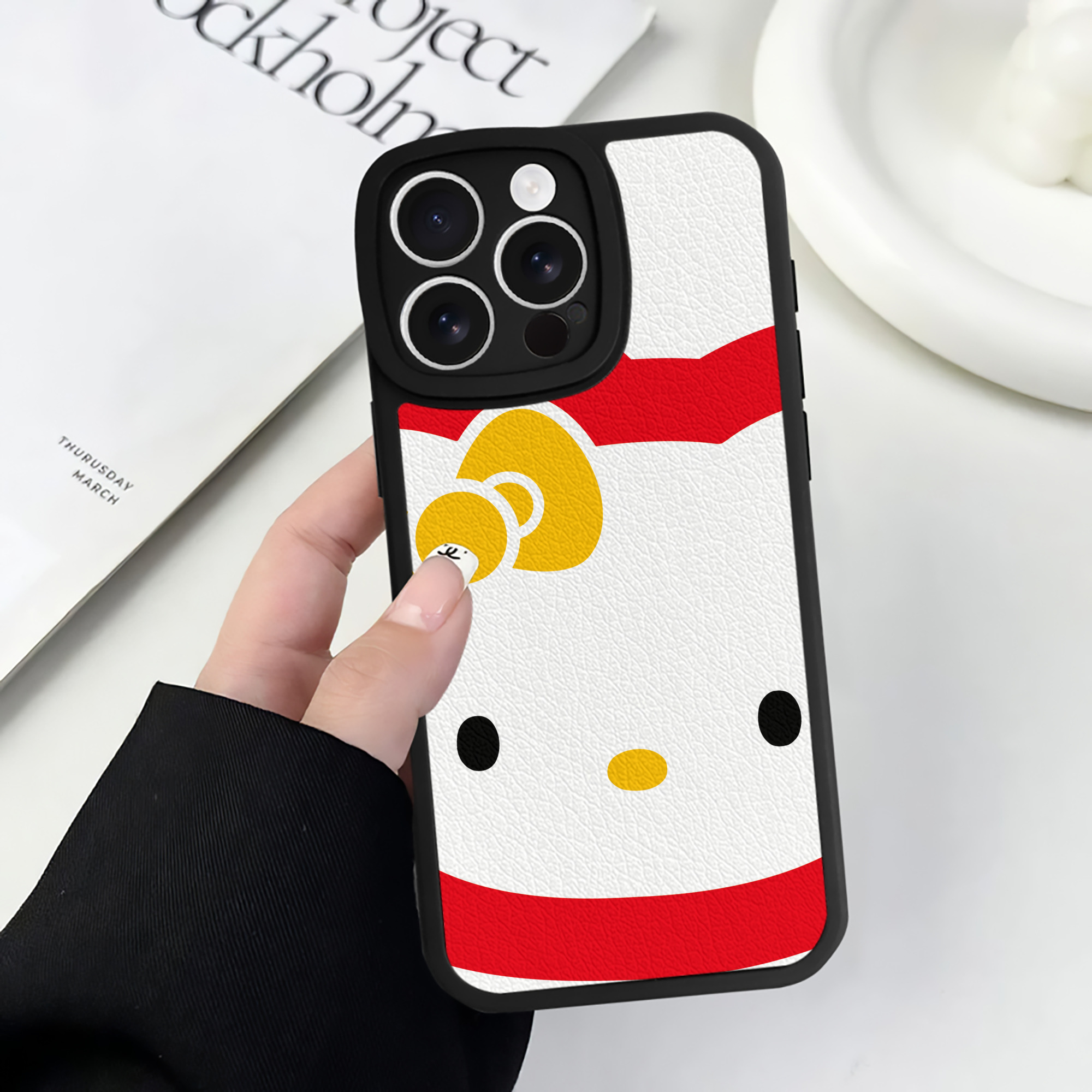 （画像用） Hello Kitty ハローキティ 【iPhone 16シリーズ対応】シリコンスマホケース（レザー調） 材質：シリコン